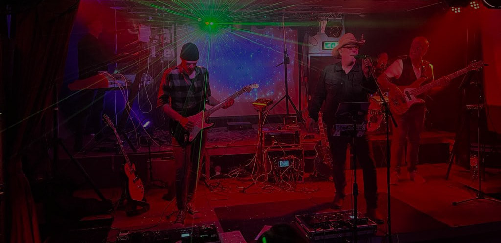 De band op het podium met groene lasers